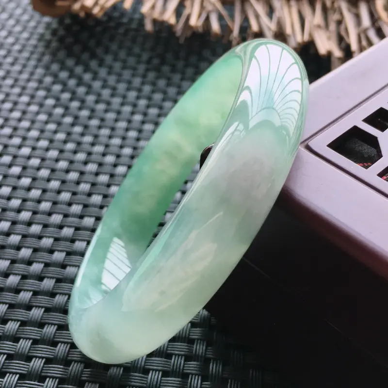 【底绿手镯,缅甸玉手镯57.6圈口,天然A货底色正圈翡翠手镯、玉质细腻温润,种水好,品相靓丽】图10