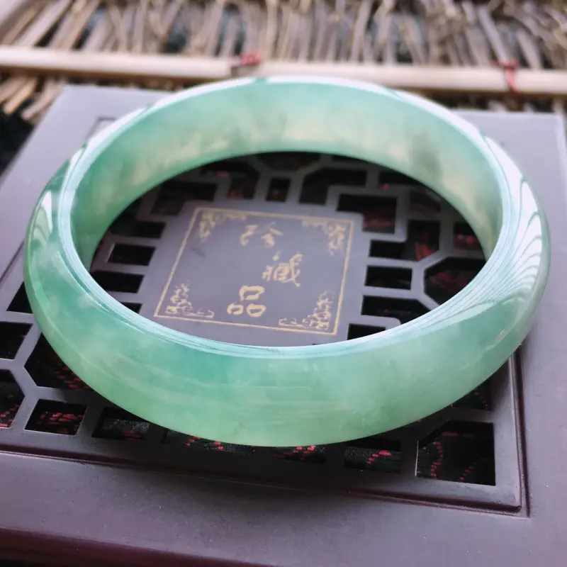 【底绿手镯,缅甸玉手镯57.6圈口,天然A货底色正圈翡翠手镯、玉质细腻温润,种水好,品相靓丽】图5