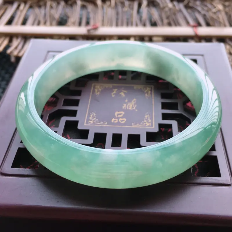 【底绿手镯,缅甸玉手镯57.6圈口,天然A货底色正圈翡翠手镯、玉质细腻温润,种水好,品相靓丽】图4