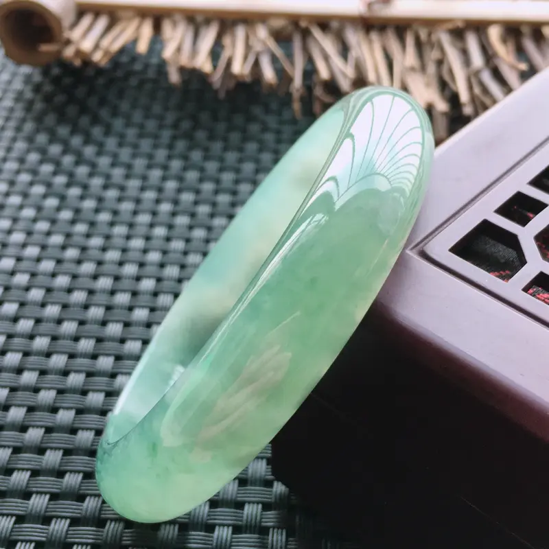 【底绿手镯,缅甸玉手镯57.6圈口,天然A货底色正圈翡翠手镯、玉质细腻温润,种水好,品相靓丽】图8