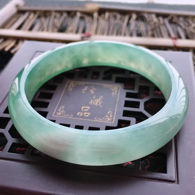 【底绿手镯,缅甸玉手镯57.6圈口,天然A货底色正圈翡翠手镯、玉质细腻温润,种水好,品相靓丽】图6