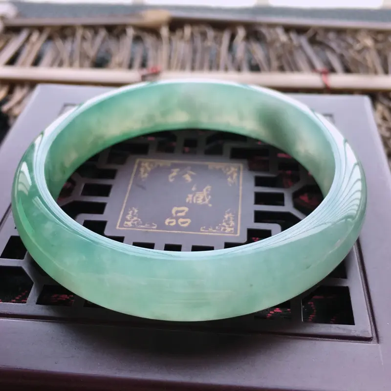 【底绿手镯,缅甸玉手镯57.6圈口,天然A货底色正圈翡翠手镯、玉质细腻温润,种水好,品相靓丽】图1