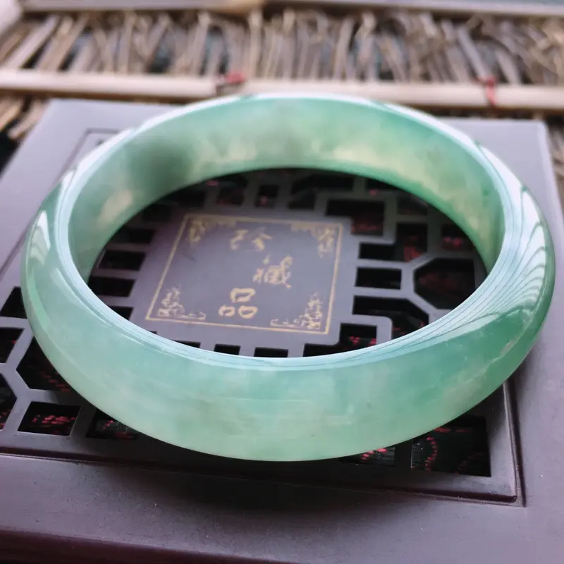 【底绿手镯,缅甸玉手镯57.6圈口,天然A货底色正圈翡翠手镯、玉质细腻温润,种水好,品相靓丽】图7