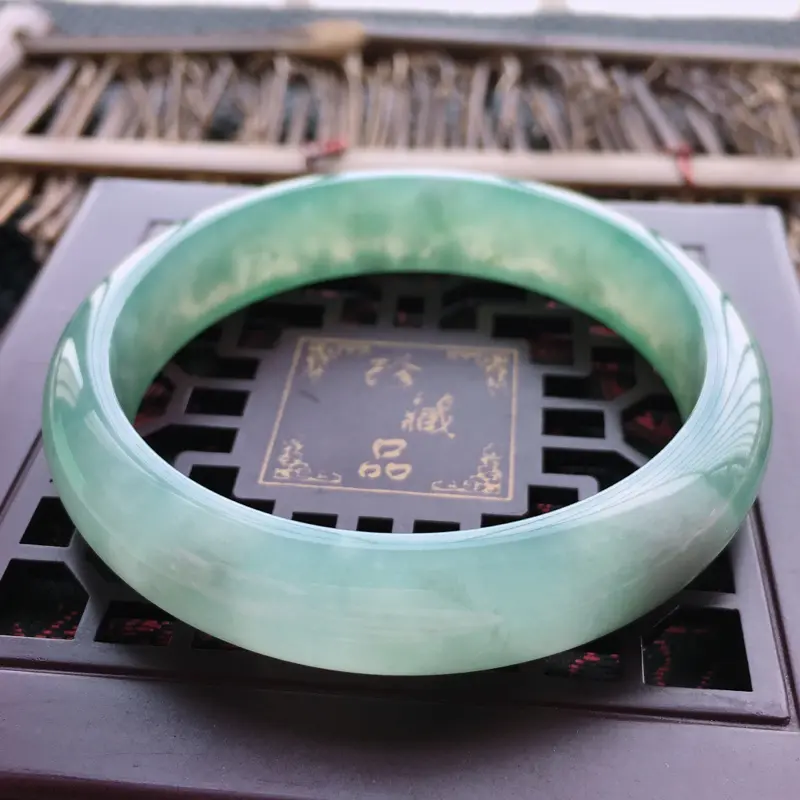 【底绿手镯,缅甸玉手镯57.6圈口,天然A货底色正圈翡翠手镯、玉质细腻温润,种水好,品相靓丽】图2