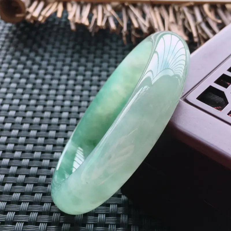 【底绿手镯,缅甸玉手镯57.6圈口,天然A货底色正圈翡翠手镯、玉质细腻温润,种水好,品相靓丽】图11