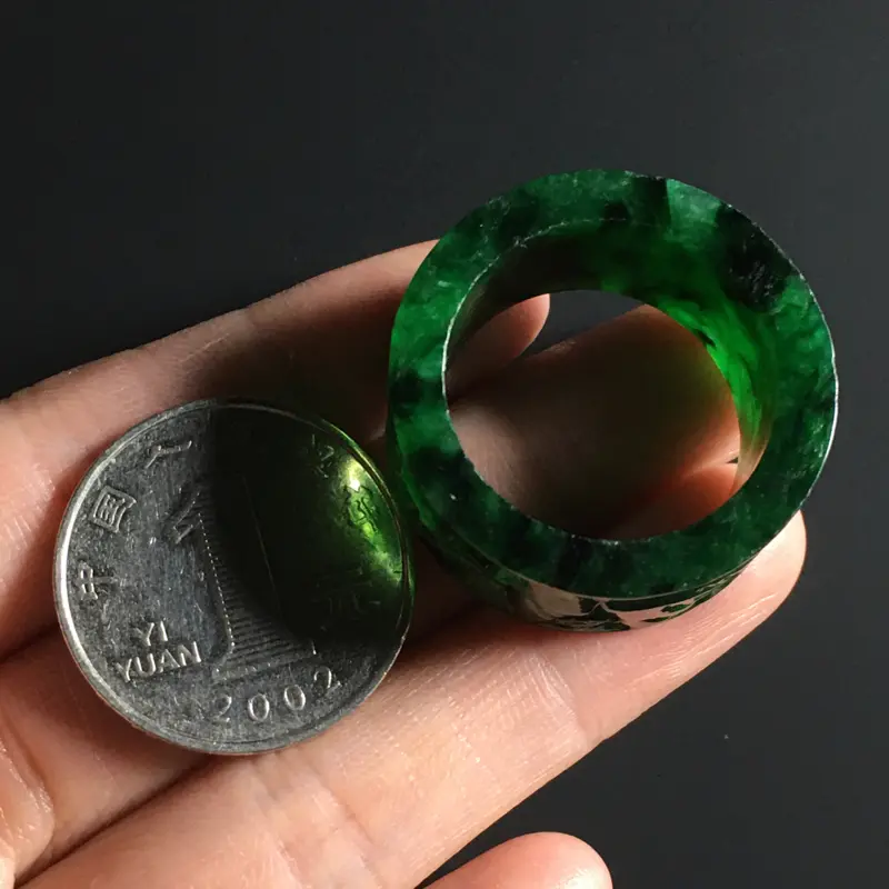 糯种阳绿山水扳指 尺寸29-13-4毫米 内直径22毫米 玉质细腻 翠色艳丽 雕工精细