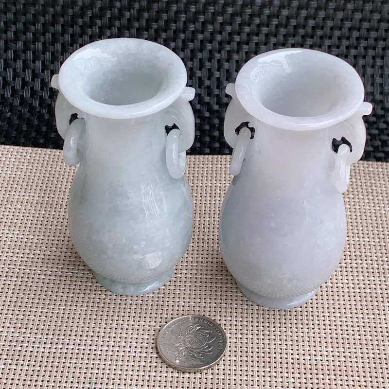花瓶摆件、尺寸：91.1/46.3mm、90.3/46.4mm，A货翡翠细腻花瓶摆件、编号0105