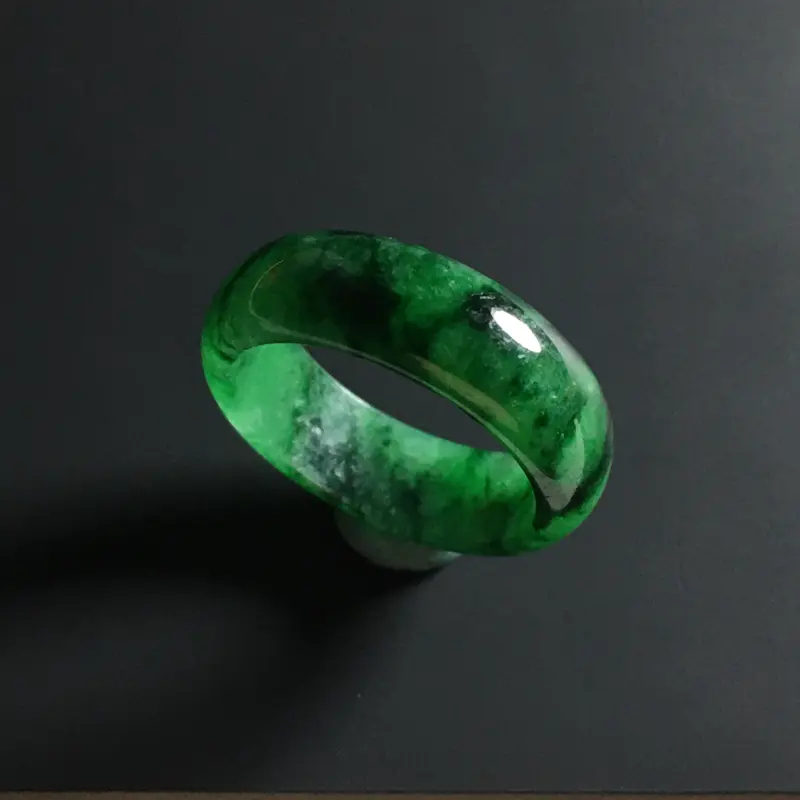 糯种辣绿指环 外径24宽6.8厚3毫米 内直径18.5毫米 水润细腻 色彩艳丽