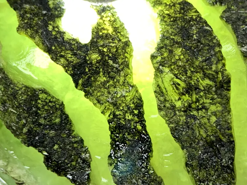 莫西沙开窗料 整体形状饱满圆润 全身大面积开窗 压手感非常重 打灯全身有表现 压灯光感十足 种老肉细  糖色底色 稀有少见 整坨满肉 性价比高 欢迎喜欢的翠友来询