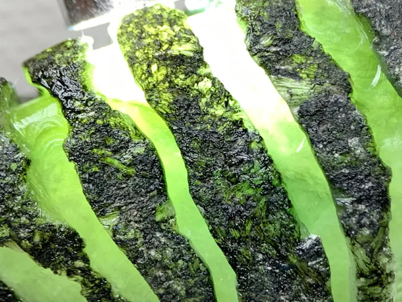 莫西沙开窗料 整体形状饱满圆润 全身大面积开窗 压手感非常重 打灯全身有表现 压灯光感十足 种老肉细  糖色底色 稀有少见 整坨满肉 性价比高 欢迎喜欢的翠友来询