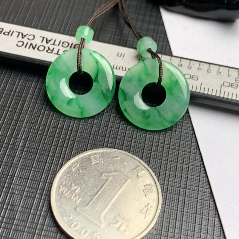 A货翡翠-种好飘绿平安环耳坠，尺寸-17.7*2.8mm