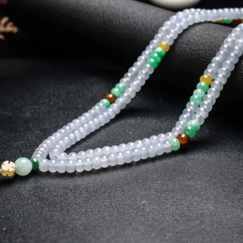 拍下有礼三彩翡翠珠链。共186颗珠子，取其中一颗珠尺寸5.8*4mm，珠子清秀高雅，实物漂亮，灵动飘逸，佩戴效果优雅漂亮。