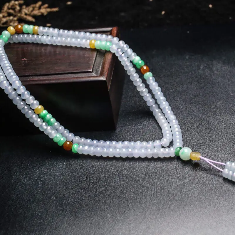 拍下有礼三彩翡翠珠链。共186颗珠子，取其中一颗珠尺寸5.8*4mm，珠子清秀高雅，实物漂亮，灵动飘逸，佩戴效果优雅漂亮。