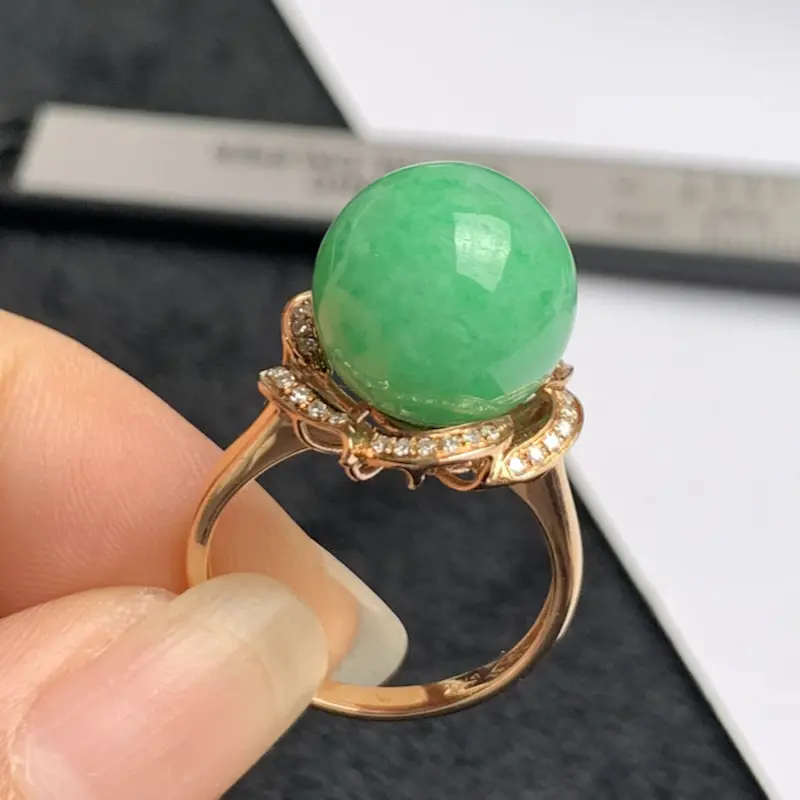 A货翡翠-种好满绿18k金伴钻圆珠戒指，尺寸-裸石直径12.2mm整体14.3*15.2*14mm内径17.4m，14号