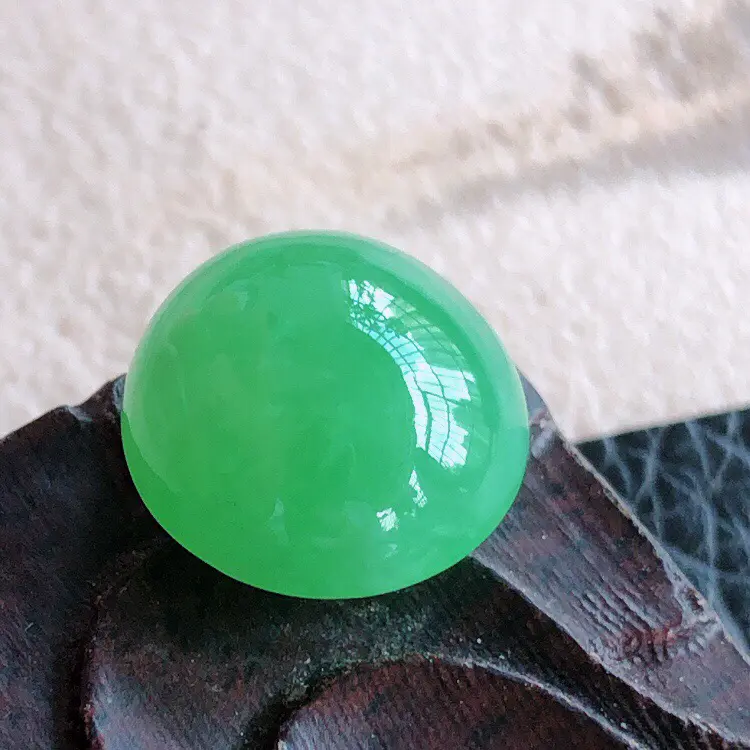 天然缅甸老坑翡翠A货绿色蛋面裸石，可镶嵌戒指，吊坠，锁骨链，料子细腻柔洁，尺寸12.5/7mm，重量1.86g。