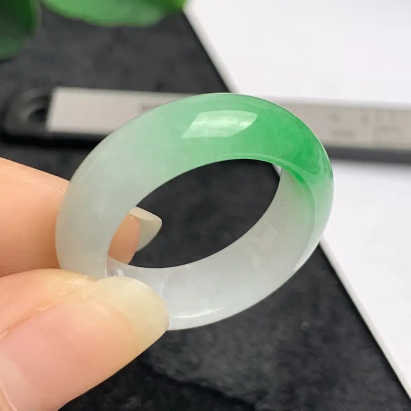 A货翡翠-种好飘绿戒指，尺寸-20.1*7.7*4.1mm内径20.1mm24号