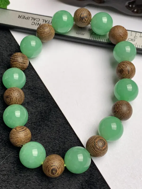 A货翡翠-种好满绿圆珠手链，尺寸-其一圆珠直径11.8mm，隔珠为装饰