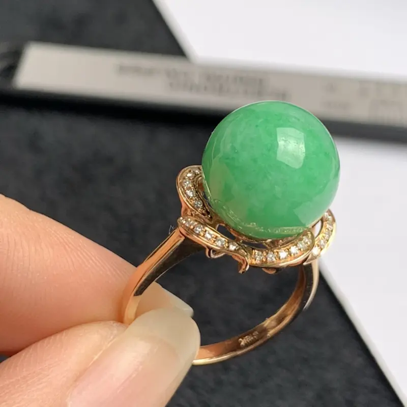 A货翡翠-种好满绿18k金伴钻圆珠戒指，尺寸-裸石直径12.2mm整体14.3*15.2*14mm内径17.4m，14号