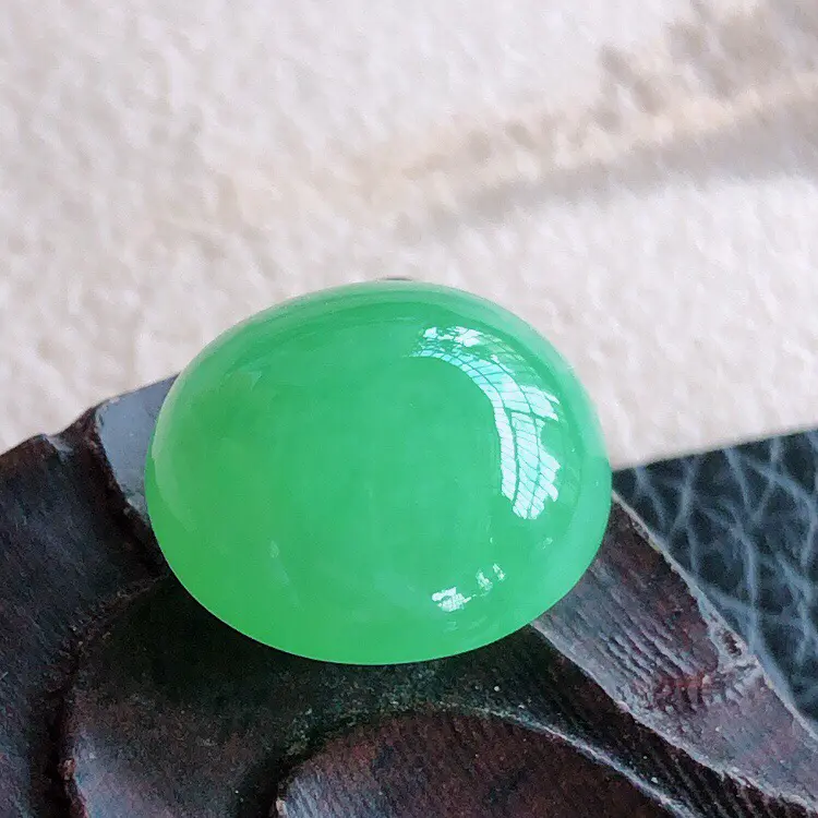 天然缅甸老坑翡翠A货绿色蛋面裸石，可镶嵌戒指，吊坠，锁骨链，料子细腻柔洁，尺寸12.5/7mm，重量1.86g。