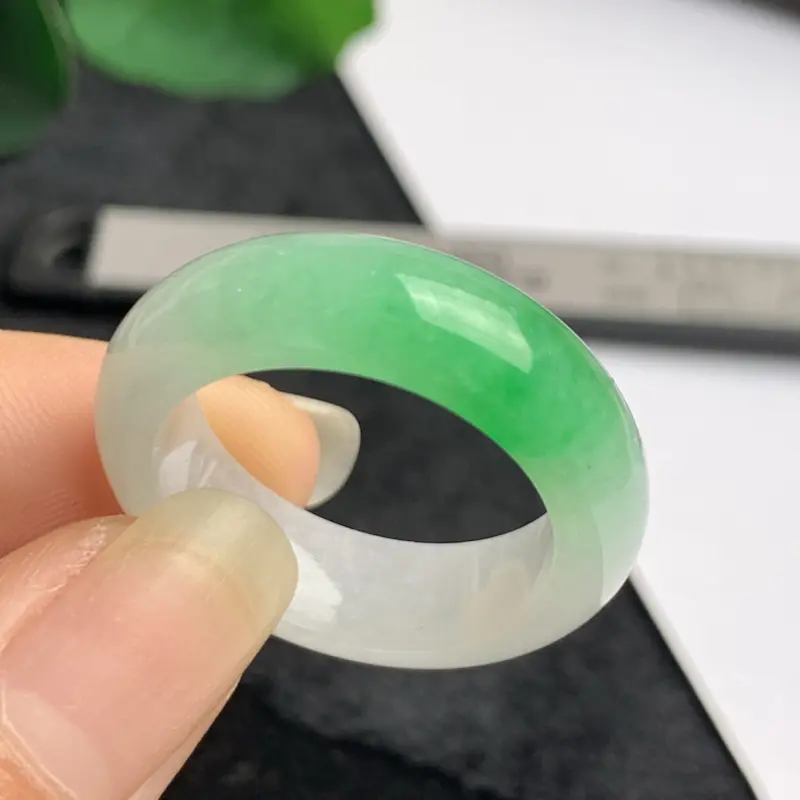 A货翡翠-种好飘绿戒指，尺寸-20.1*7.7*4.1mm内径20.1mm24号