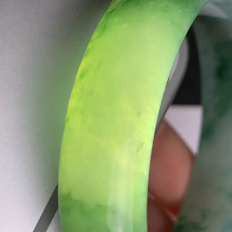 缅甸a货翡翠，水润飘绿花正圈手镯58.1mm，玉质细腻，色彩艳丽，花色清爽，条形大方得体，佩戴效果好