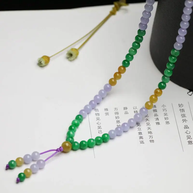 拍下有礼多彩翡翠珠链，共147颗珠子，取其中一颗珠尺寸大约5.2mm，珠子圆润饱满，清爽秀气，色泽鲜艳，佩戴效果高贵漂亮。