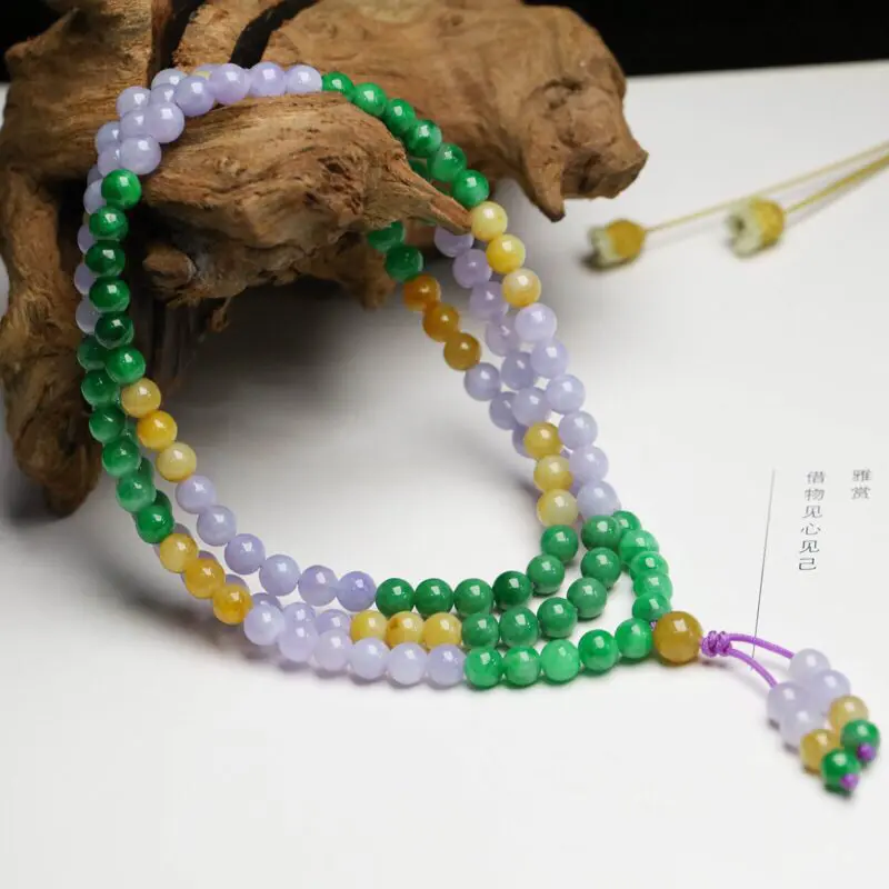 拍下有礼多彩翡翠珠链，共147颗珠子，取其中一颗珠尺寸大约5.2mm，珠子圆润饱满，清爽秀气，色泽鲜艳，佩戴效果高贵漂亮。