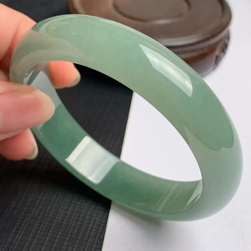 【缅甸a货翡翠,水润满绿正圈手镯57.8mm,玉质细腻,色彩艳丽,秀气迷人,条形大方得体,佩戴效果好】图6