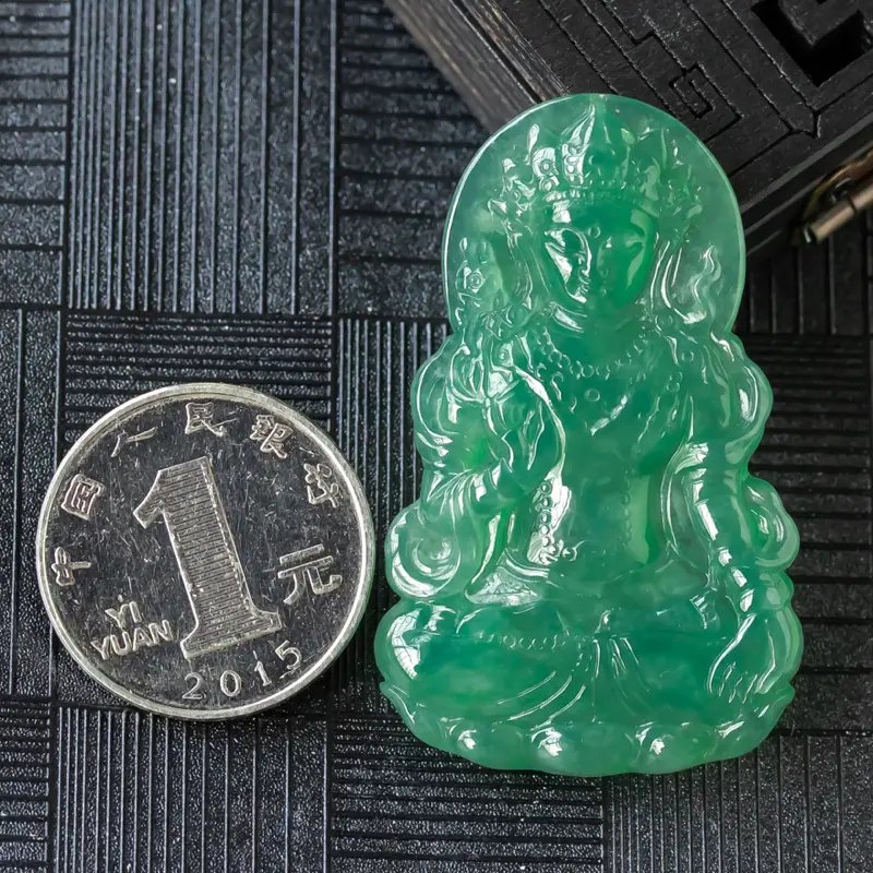 【翡翠度母吊坠,种水足,质地细腻,结构致密,水分充盈,优雅娴静,体态匀称,面目端庄慈和,神态祥和静谧,法相寂静,庄严神圣,给人带来感化的激动,灵魂的洗礼。尺寸50.6*31.7*5.2】图4
