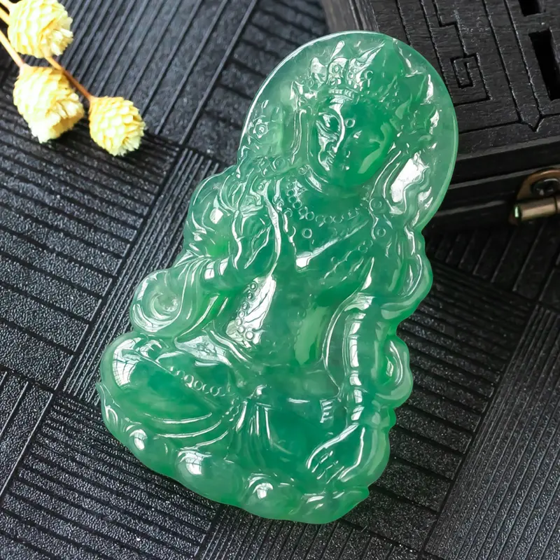 【翡翠度母吊坠,种水足,质地细腻,结构致密,水分充盈,优雅娴静,体态匀称,面目端庄慈和,神态祥和静谧,法相寂静,庄严神圣,给人带来感化的激动,灵魂的洗礼。尺寸50.6*31.7*5.2】图5