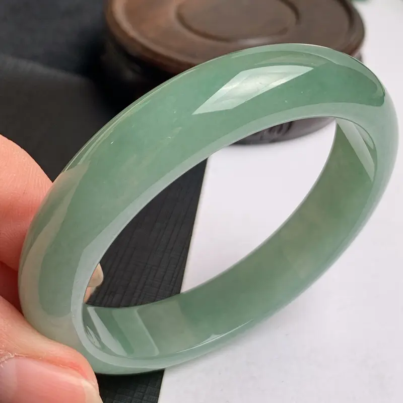【缅甸a货翡翠,水润满绿正圈手镯57.8mm,玉质细腻,色彩艳丽,秀气迷人,条形大方得体,佩戴效果好】图4