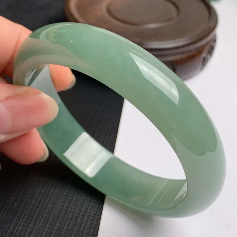【缅甸a货翡翠,水润满绿正圈手镯57.8mm,玉质细腻,色彩艳丽,秀气迷人,条形大方得体,佩戴效果好】图2