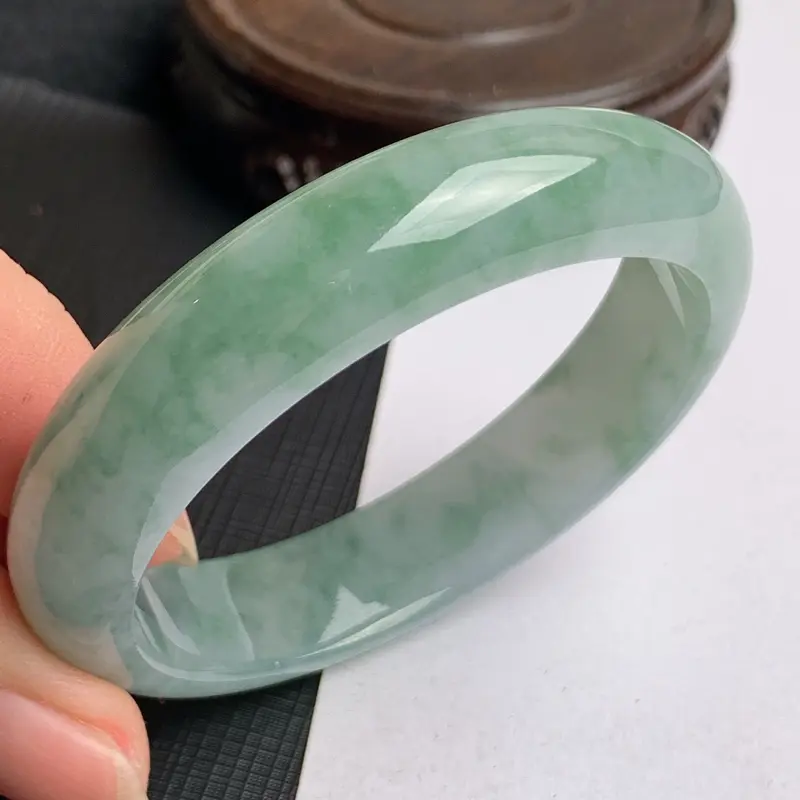 【缅甸a货翡翠,水润飘绿贵妃手镯54.3mm,短径50mm,mm,玉质细腻,色彩艳丽,秀气迷人,条形大方得体,佩戴效果好】图3