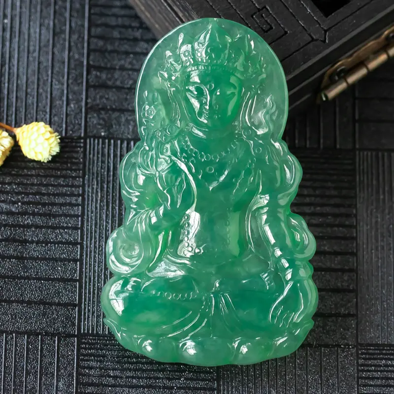 【翡翠度母吊坠,种水足,质地细腻,结构致密,水分充盈,优雅娴静,体态匀称,面目端庄慈和,神态祥和静谧,法相寂静,庄严神圣,给人带来感化的激动,灵魂的洗礼。尺寸50.6*31.7*5.2】图3