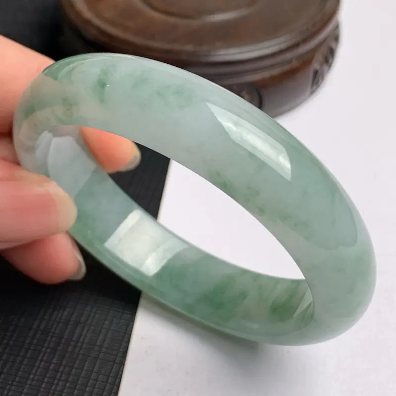 【缅甸a货翡翠,水润飘绿贵妃手镯54.3mm,短径50mm,mm,玉质细腻,色彩艳丽,秀气迷人,条形大方得体,佩戴效果好】图6