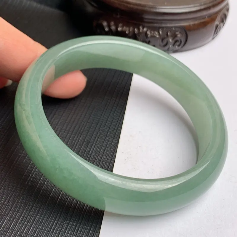 【缅甸a货翡翠,水润满绿正圈手镯57.8mm,玉质细腻,色彩艳丽,秀气迷人,条形大方得体,佩戴效果好】图8