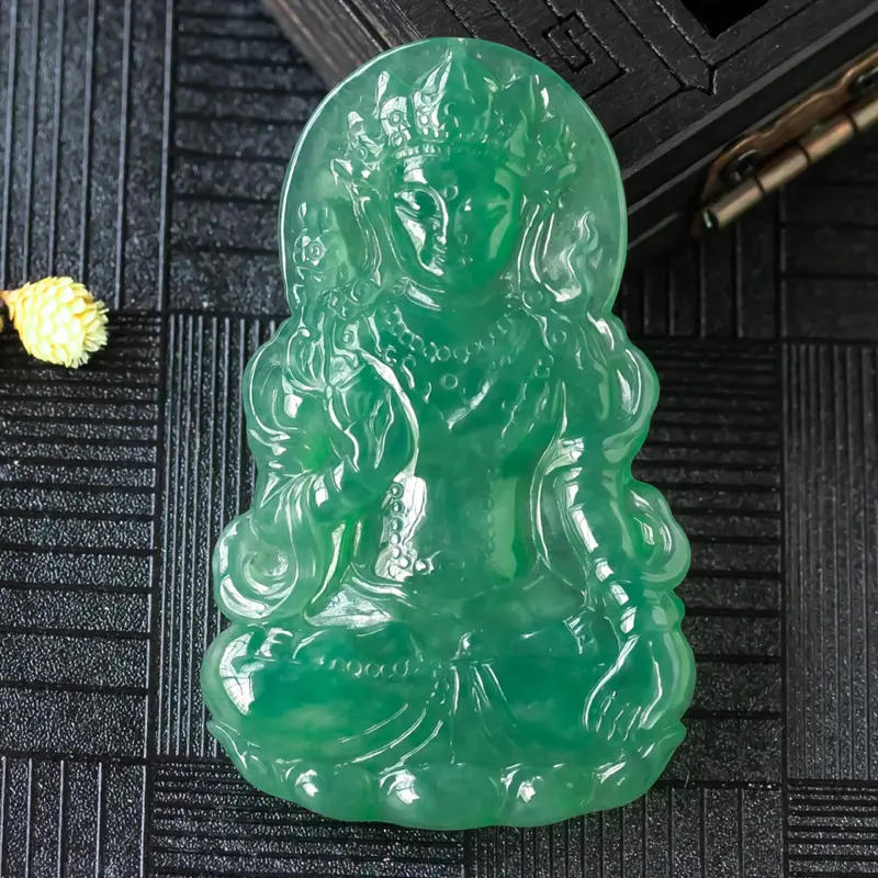 【翡翠度母吊坠,种水足,质地细腻,结构致密,水分充盈,优雅娴静,体态匀称,面目端庄慈和,神态祥和静谧,法相寂静,庄严神圣,给人带来感化的激动,灵魂的洗礼。尺寸50.6*31.7*5.2】图1