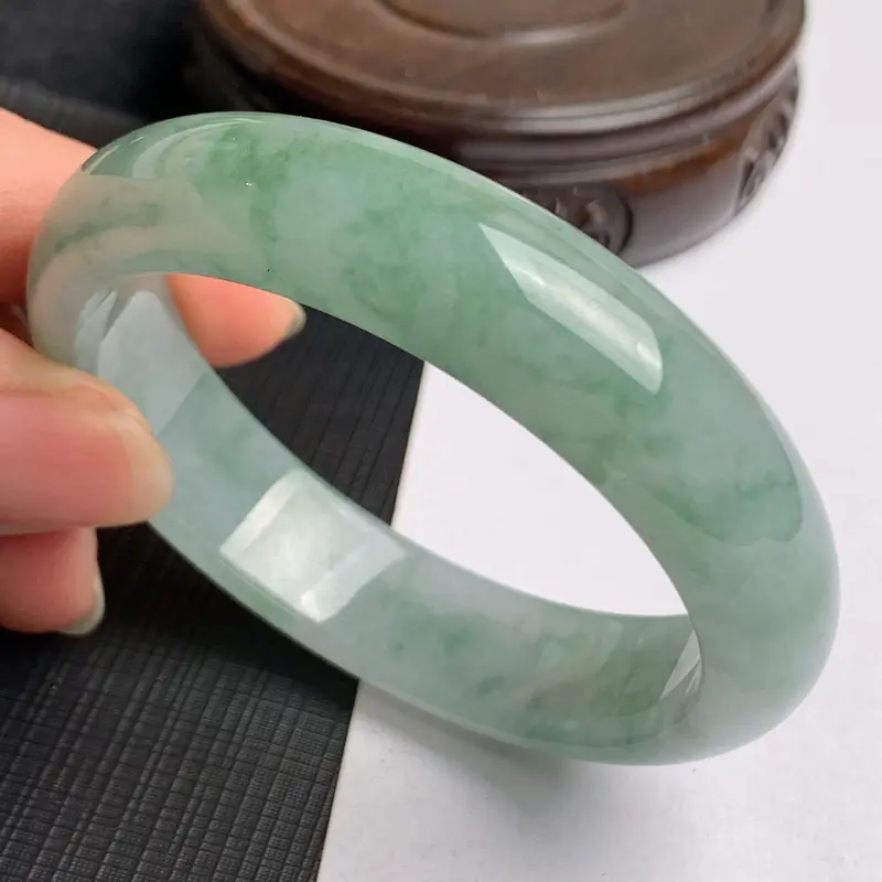 【缅甸a货翡翠,水润飘绿贵妃手镯54.3mm,短径50mm,mm,玉质细腻,色彩艳丽,秀气迷人,条形大方得体,佩戴效果好】图1