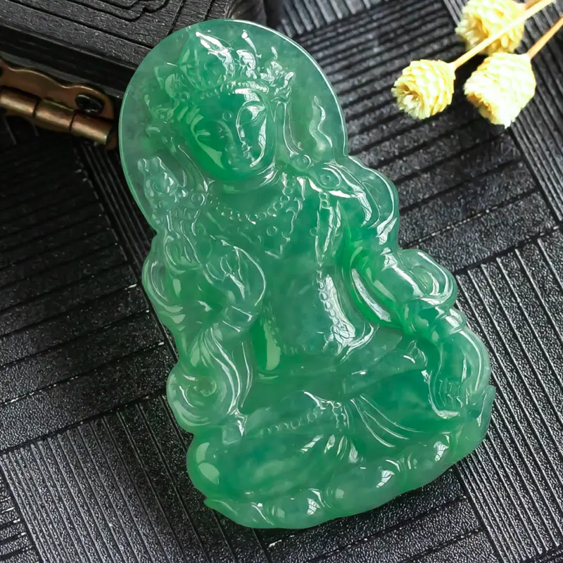 【翡翠度母吊坠,种水足,质地细腻,结构致密,水分充盈,优雅娴静,体态匀称,面目端庄慈和,神态祥和静谧,法相寂静,庄严神圣,给人带来感化的激动,灵魂的洗礼。尺寸50.6*31.7*5.2】图7
