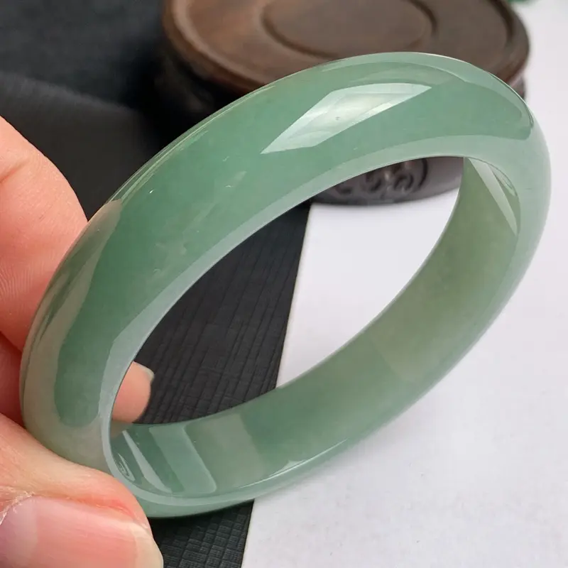 【缅甸a货翡翠,水润满绿正圈手镯57.8mm,玉质细腻,色彩艳丽,秀气迷人,条形大方得体,佩戴效果好】图5
