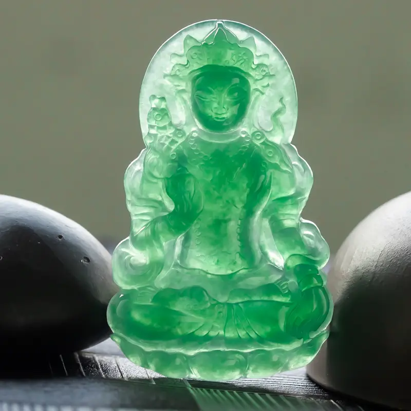 【翡翠度母吊坠,种水足,质地细腻,结构致密,水分充盈,优雅娴静,体态匀称,面目端庄慈和,神态祥和静谧,法相寂静,庄严神圣,给人带来感化的激动,灵魂的洗礼。尺寸50.6*31.7*5.2】图9