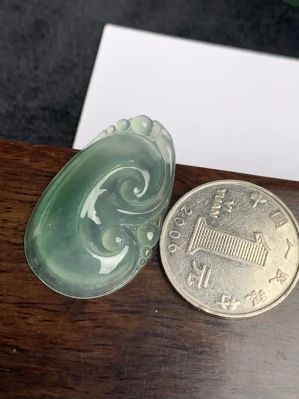 【A货翡翠-种好油绿如意吊坠,尺寸-37*23*5.2mm】图2