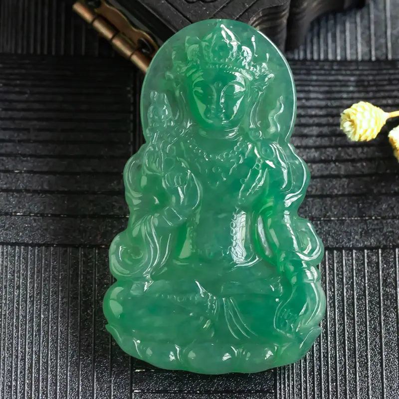 【翡翠度母吊坠,种水足,质地细腻,结构致密,水分充盈,优雅娴静,体态匀称,面目端庄慈和,神态祥和静谧,法相寂静,庄严神圣,给人带来感化的激动,灵魂的洗礼。尺寸50.6*31.7*5.2】图6