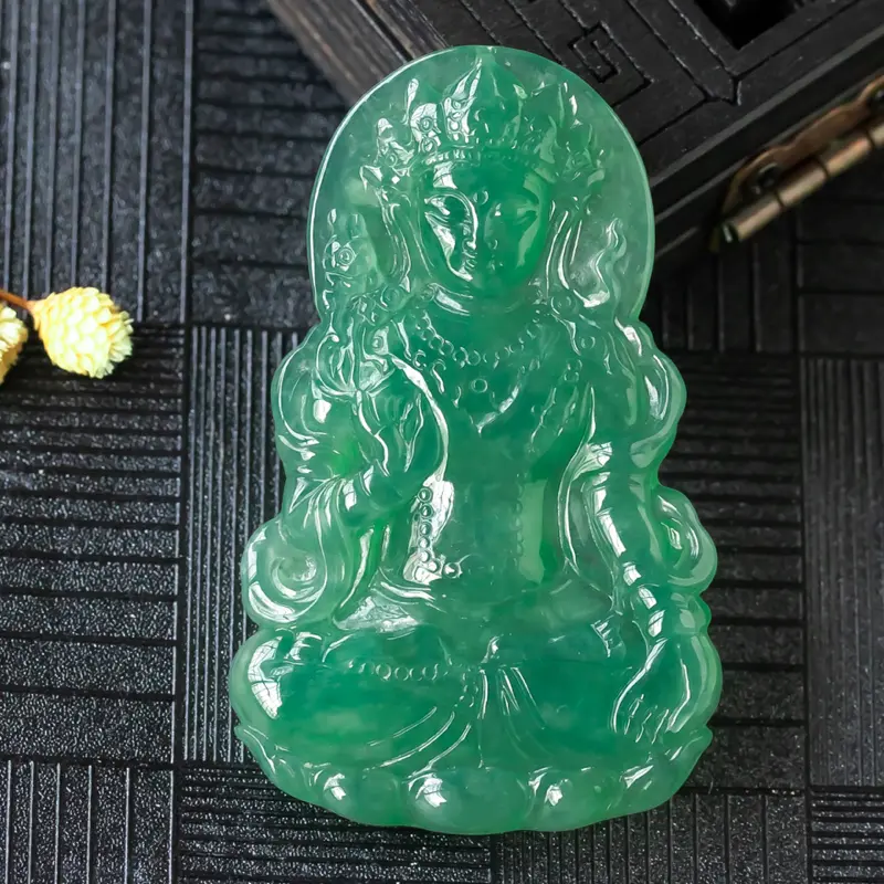 【翡翠度母吊坠,种水足,质地细腻,结构致密,水分充盈,优雅娴静,体态匀称,面目端庄慈和,神态祥和静谧,法相寂静,庄严神圣,给人带来感化的激动,灵魂的洗礼。尺寸50.6*31.7*5.2】图2