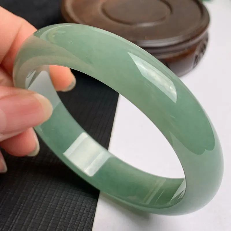 【缅甸a货翡翠,水润满绿正圈手镯57.8mm,玉质细腻,色彩艳丽,秀气迷人,条形大方得体,佩戴效果好】图3