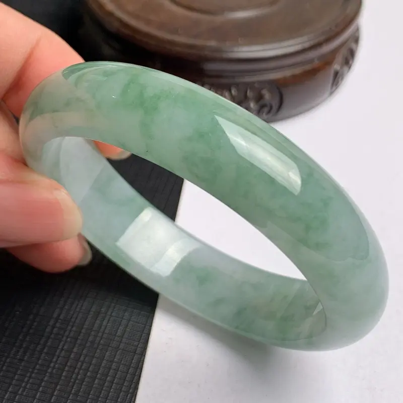 【缅甸a货翡翠,水润飘绿贵妃手镯54.3mm,短径50mm,mm,玉质细腻,色彩艳丽,秀气迷人,条形大方得体,佩戴效果好】图5