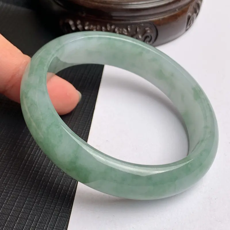 【缅甸a货翡翠,水润飘绿贵妃手镯54.3mm,短径50mm,mm,玉质细腻,色彩艳丽,秀气迷人,条形大方得体,佩戴效果好】图7