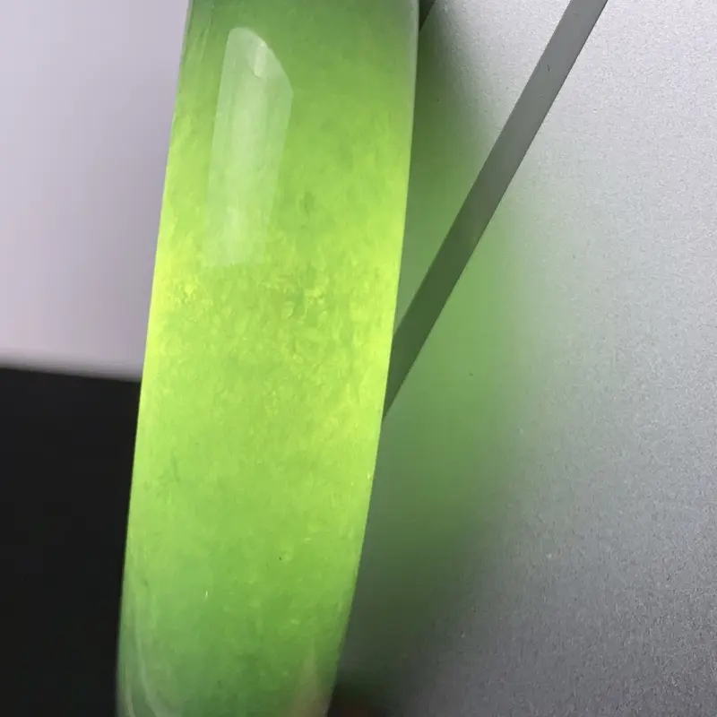【缅甸a货翡翠,水润满绿正圈手镯57.8mm,玉质细腻,色彩艳丽,秀气迷人,条形大方得体,佩戴效果好】图9
