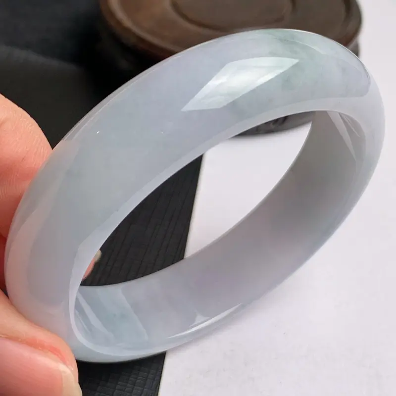 【缅甸a货翡翠,水润正圈手镯58.1mm,玉质细腻,色彩迷人,秀气清爽,条形大方得体,佩戴效果好】图4