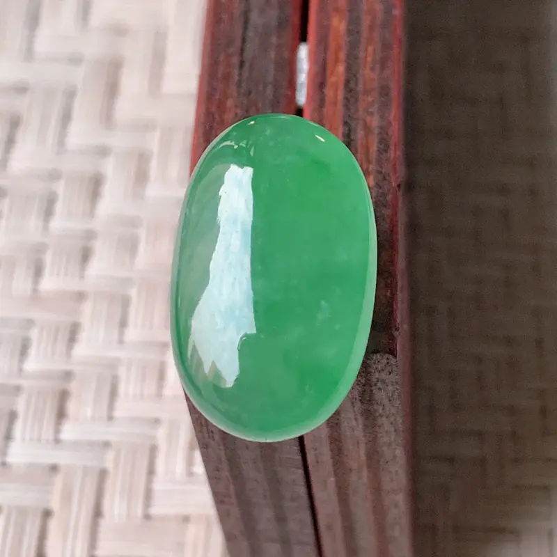 【冰润满绿翡翠戒面 质地细腻,清新自然的绿色,沁人心脾,镶嵌佩戴效果佳,无纹裂,性价比超值 W99 尺寸:18.8-12-5.5mm】图4
